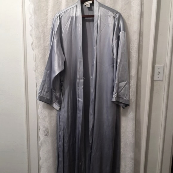 3/$20 Jones New York robe - Picture 2 of 14